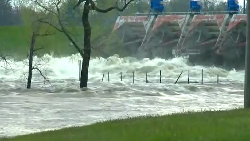 Video: Kolaps dvou přehrad. Do kraje se vyvalila záplavová vlna